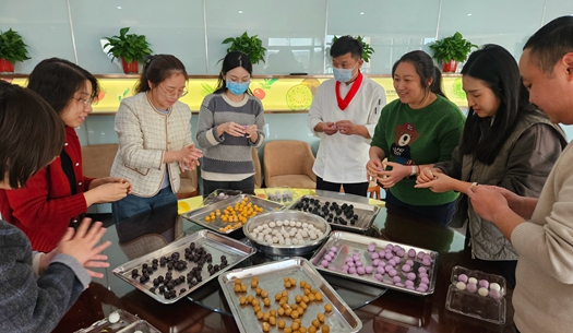 滾湯圓、猜燈謎、制花燈~(yú)~元宵節(jié)就要這樣過(guò)